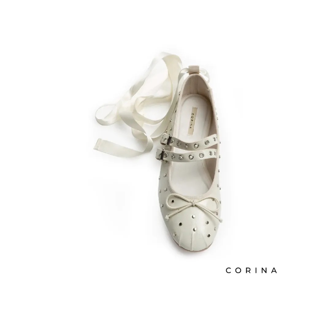 Bailarina blanca atada con tachuelas