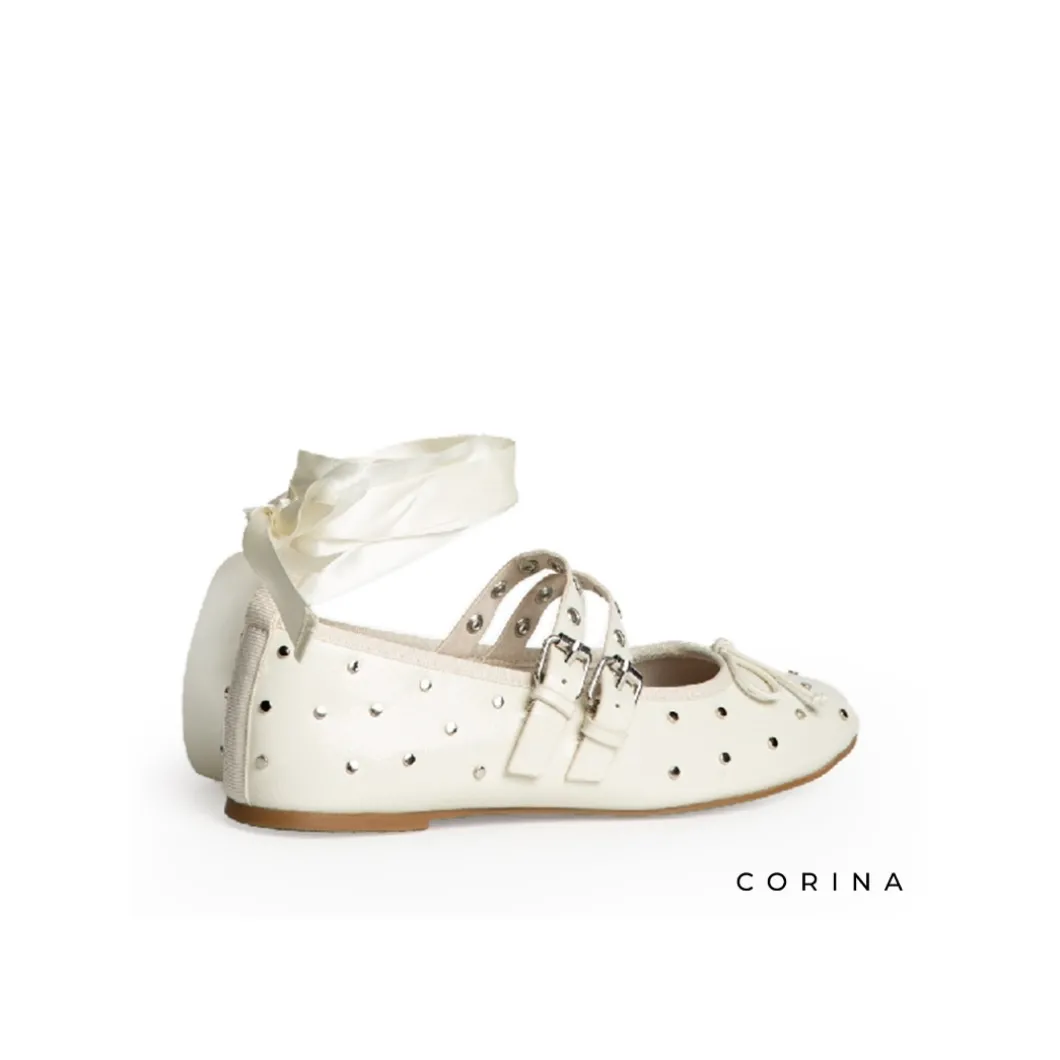 Bailarina blanca atada con tachuelas