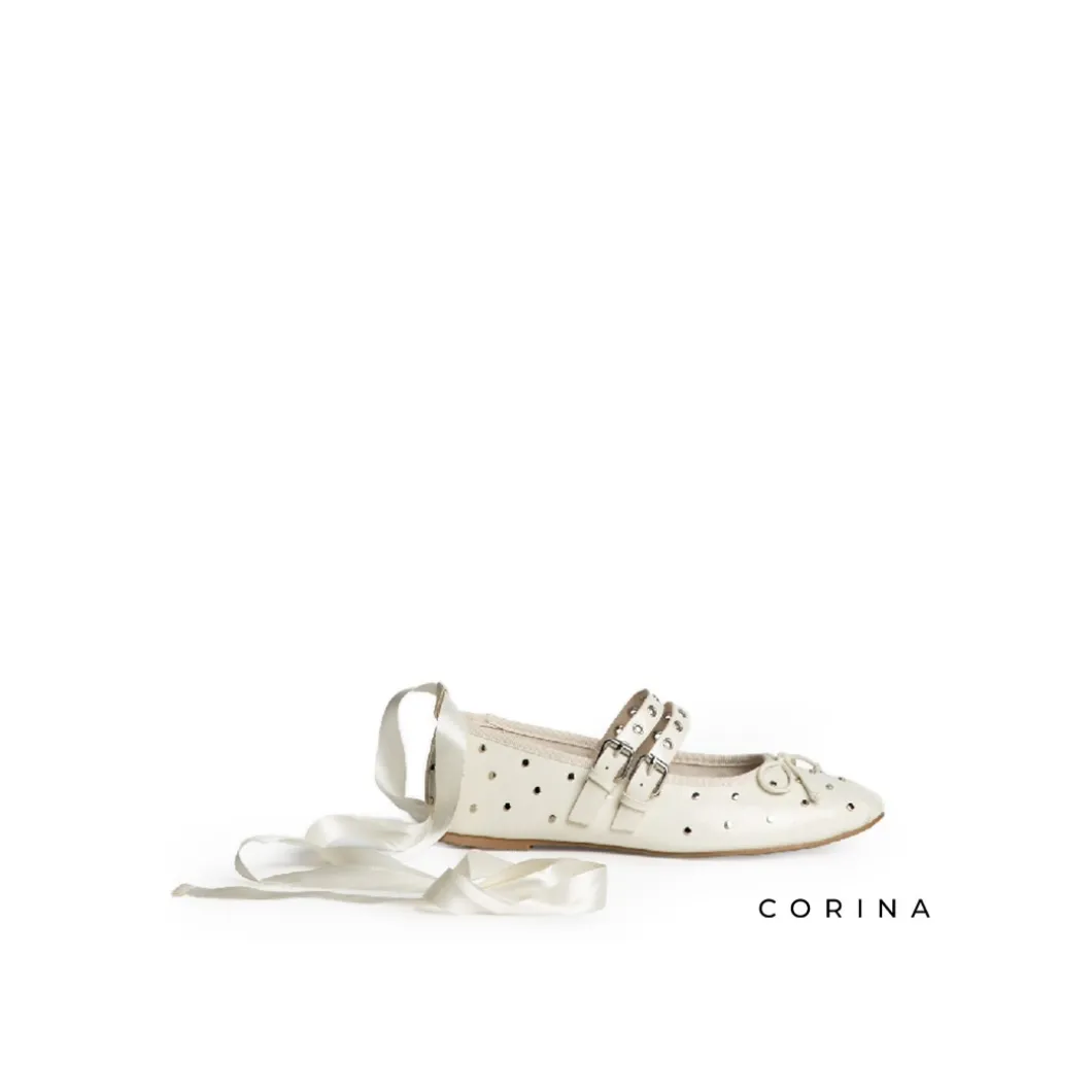 Bailarina blanca atada con tachuelas