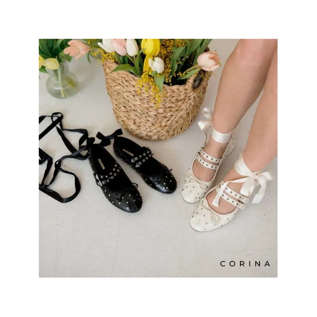 Bailarina blanca atada con tachuelas