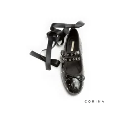 Bailarina negra atada con tachuelas
