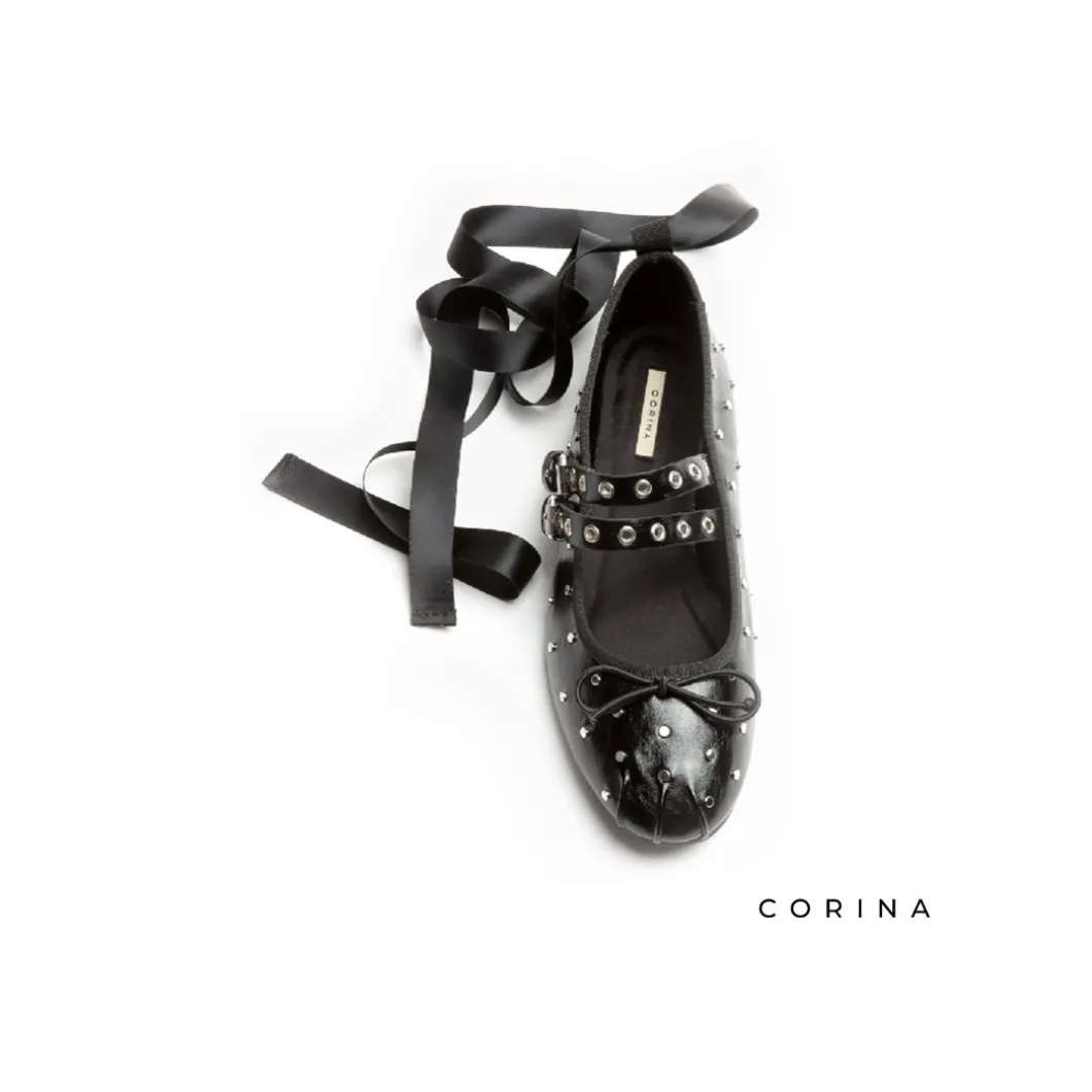 Bailarina negra atada con tachuelas
