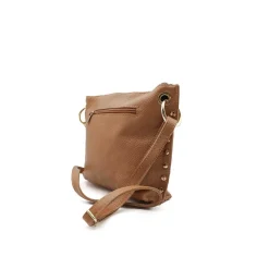 Bolso camel de piel con tachas
