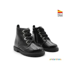 Bota de charol negra con cordones