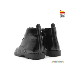 Bota de charol negra con cordones