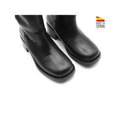 Bota media caña negra de piel