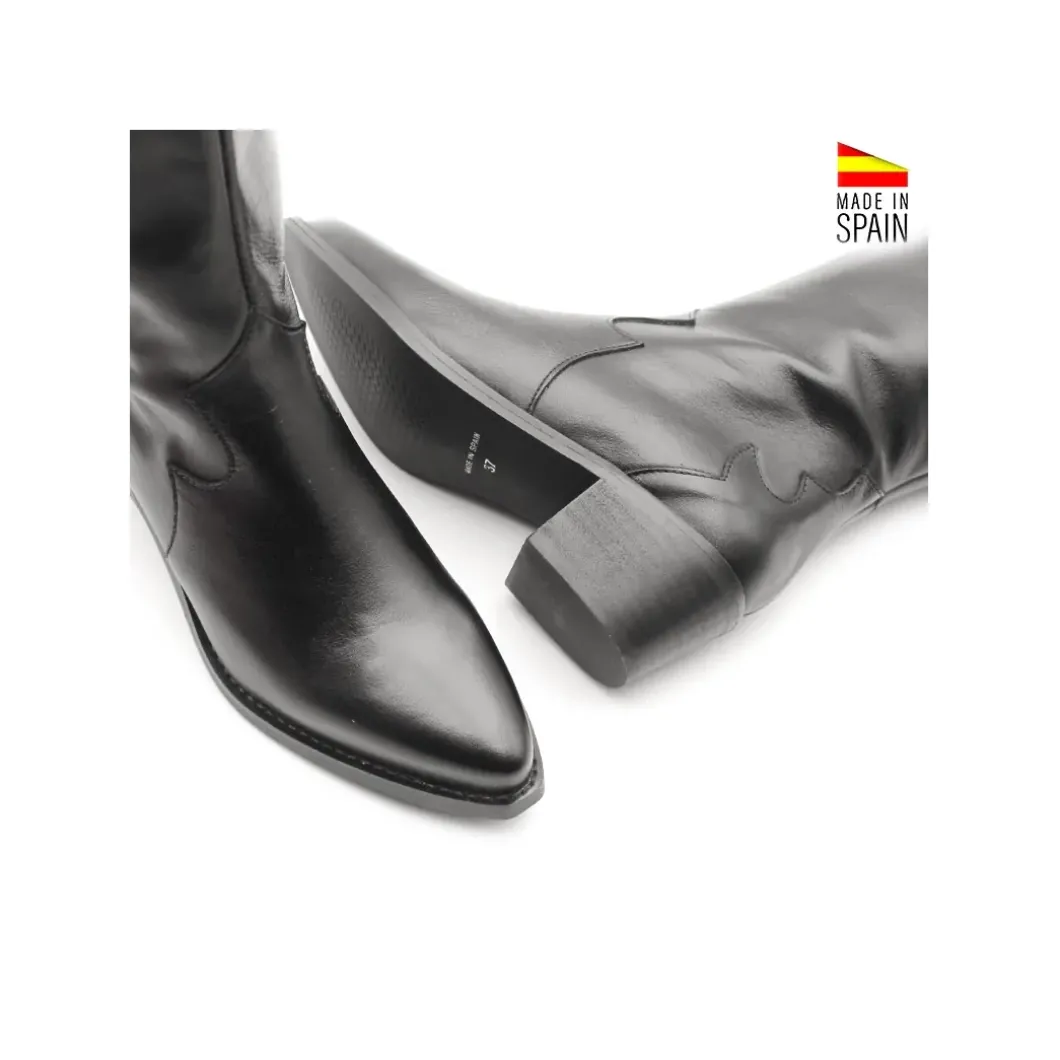 Bota negra con tacón