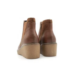 Botin camel con cuña estilo chelsea