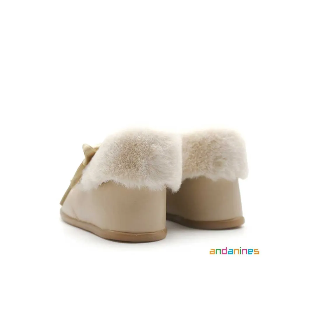 Botín beige con pelo y lazo de raso