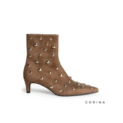 Botín camel de tacón con tachas redondas