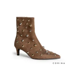 Botín camel de tacón con tachas redondas