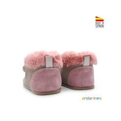 Botín gris con pelo rosa respetuoso
