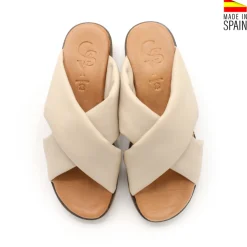 Chancla de piel beige con tiras tubulares