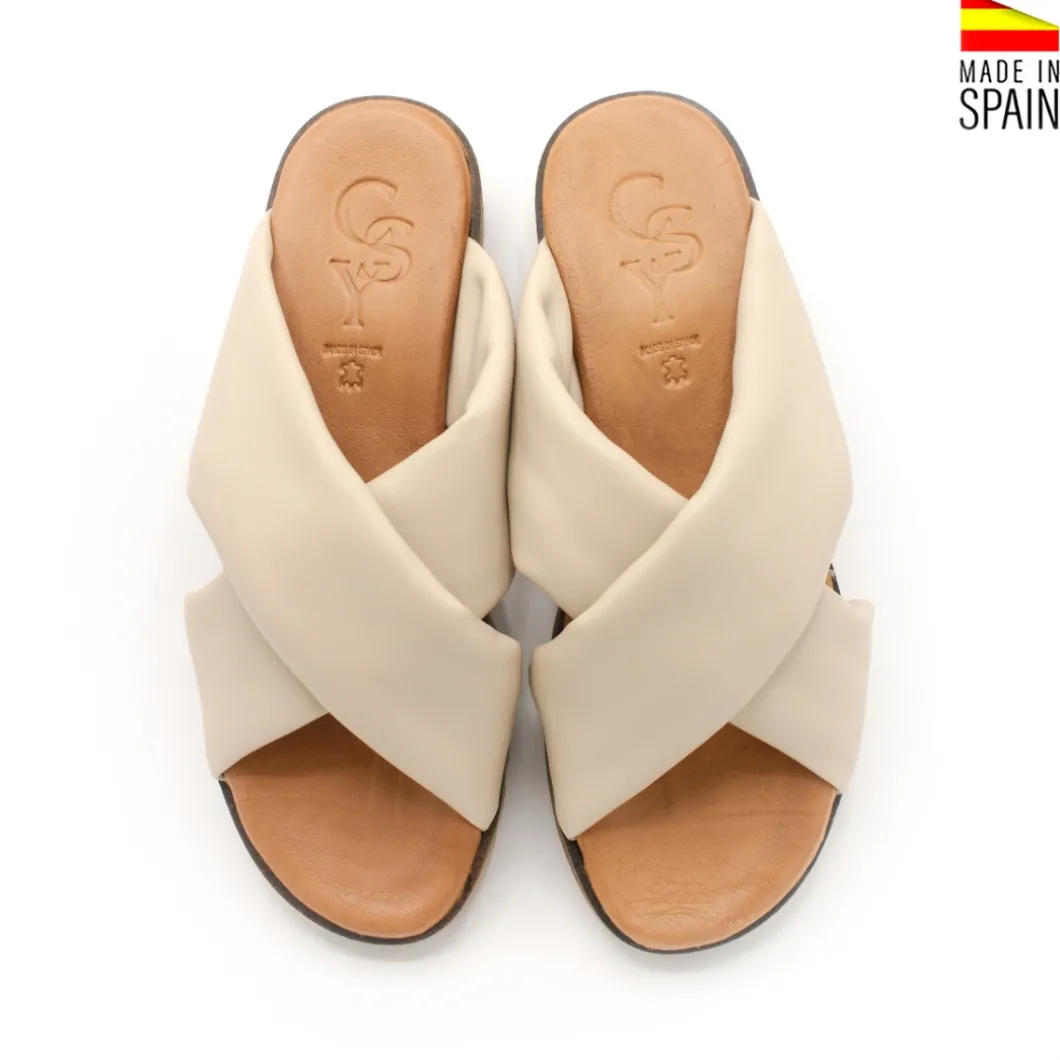 Chancla de piel beige con tiras tubulares