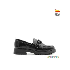 Mocasin negro de charol con cadena