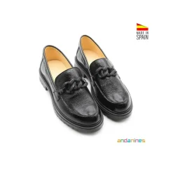 Mocasin negro de charol con cadena