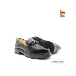 Mocasin negro de charol con cadena