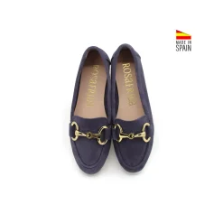 Mocasín ante azul