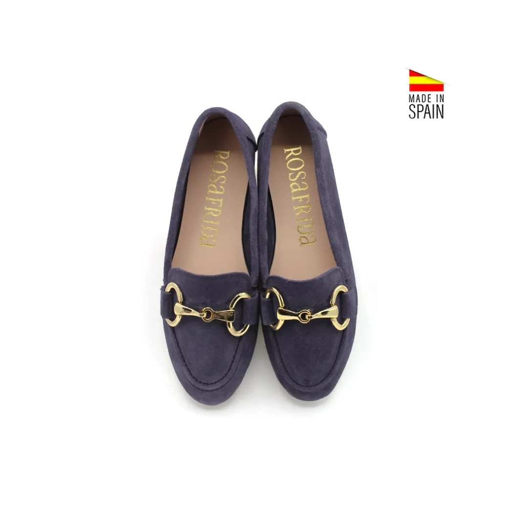Mocasín ante azul