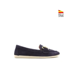 Mocasín ante azul