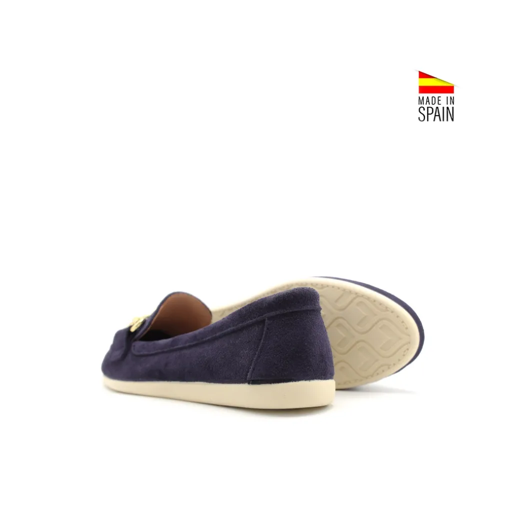 Mocasín ante azul