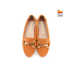 Mocasín ante naranja