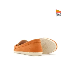 Mocasín ante naranja