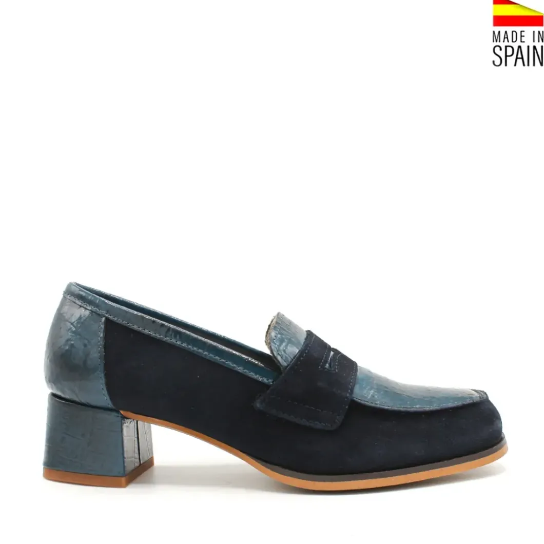 Mocasín azul marino de charol y ante con tacón