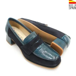 Mocasín azul marino de charol y ante con tacón