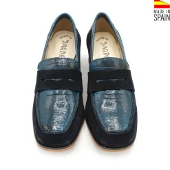 Mocasín azul marino de charol y ante con tacón