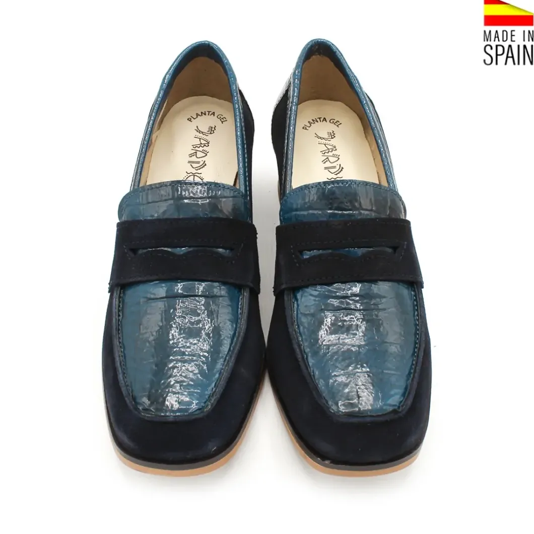 Mocasín azul marino de charol y ante con tacón