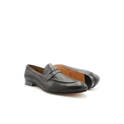 Mocasín de piel negro con antifaz