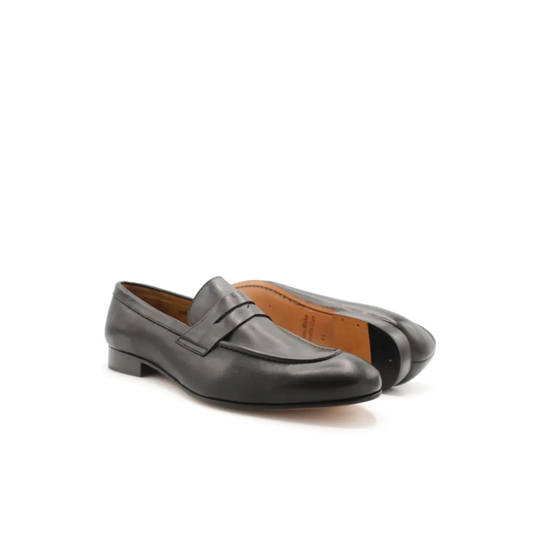 Mocasín de piel negro con antifaz