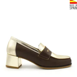Mocasín dorado y marrón de piel con tacón