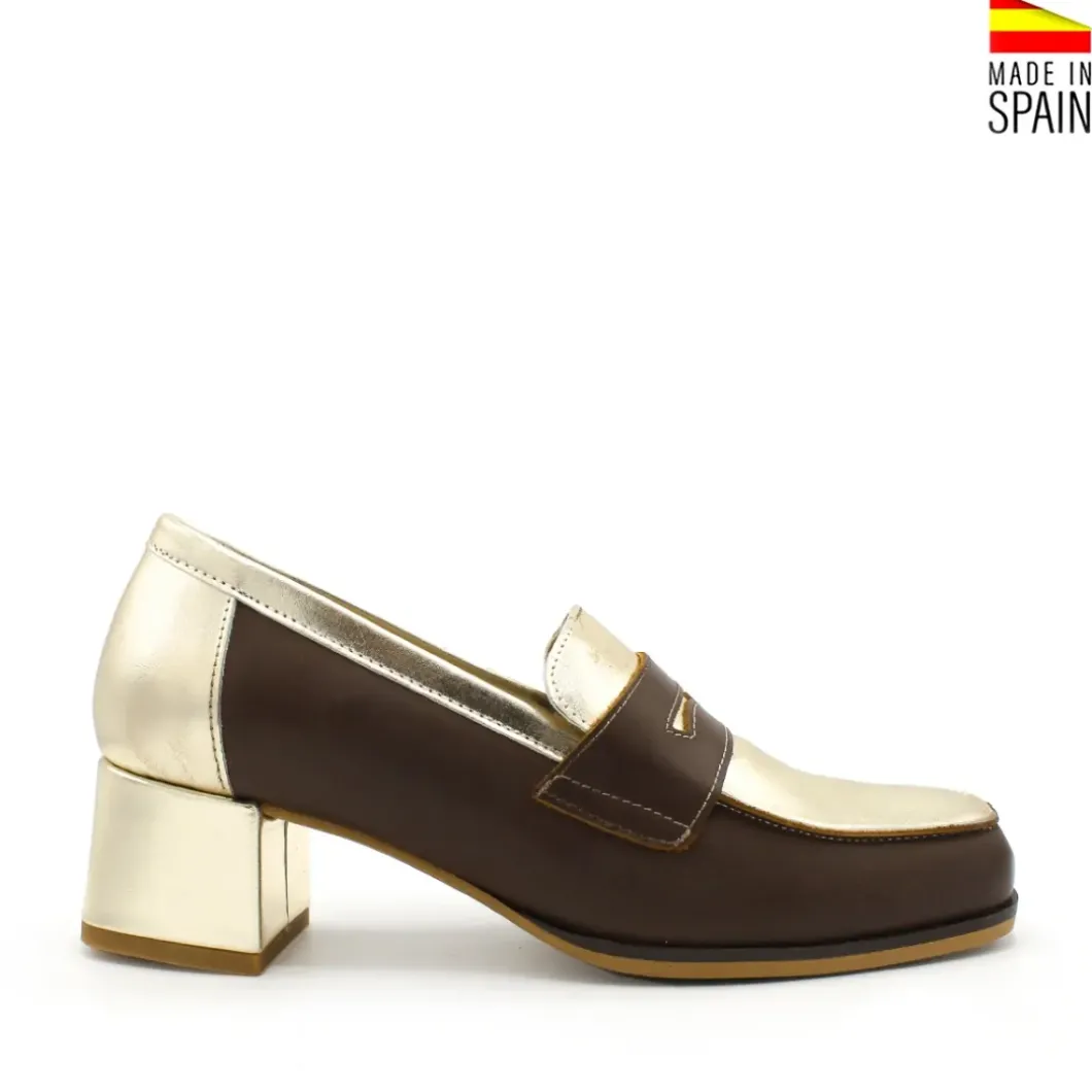 Mocasín dorado y marrón de piel con tacón