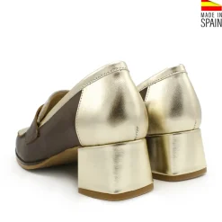 Mocasín dorado y marrón de piel con tacón