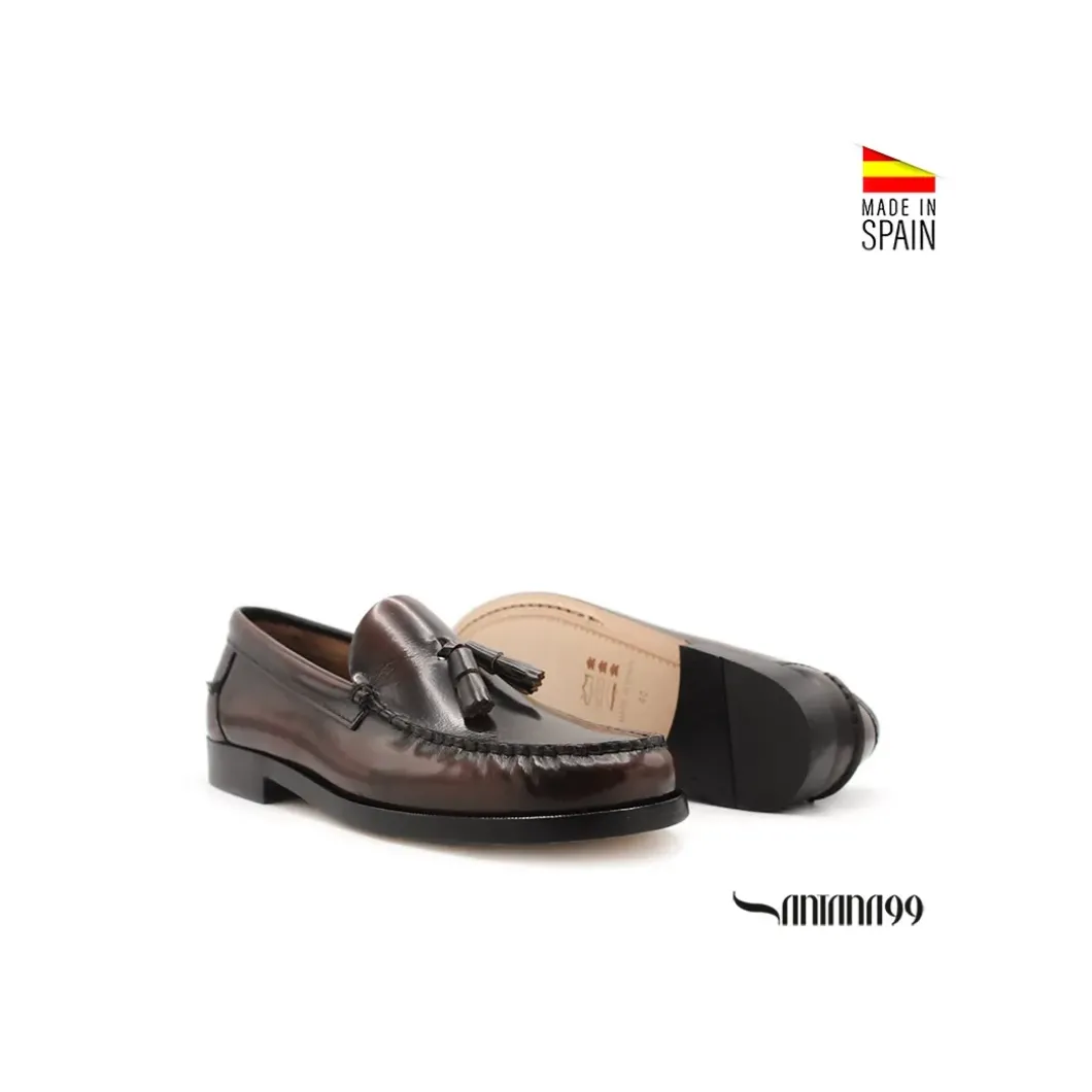 Mocasín marrón tipo castellano con borlas