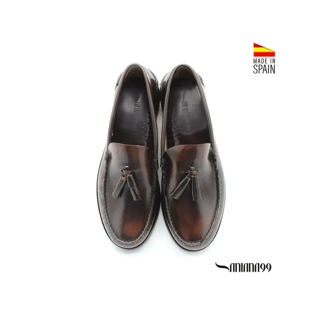 Mocasín marrón tipo castellano con borlas