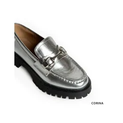 Mocasín plateado con plataforma y hebilla