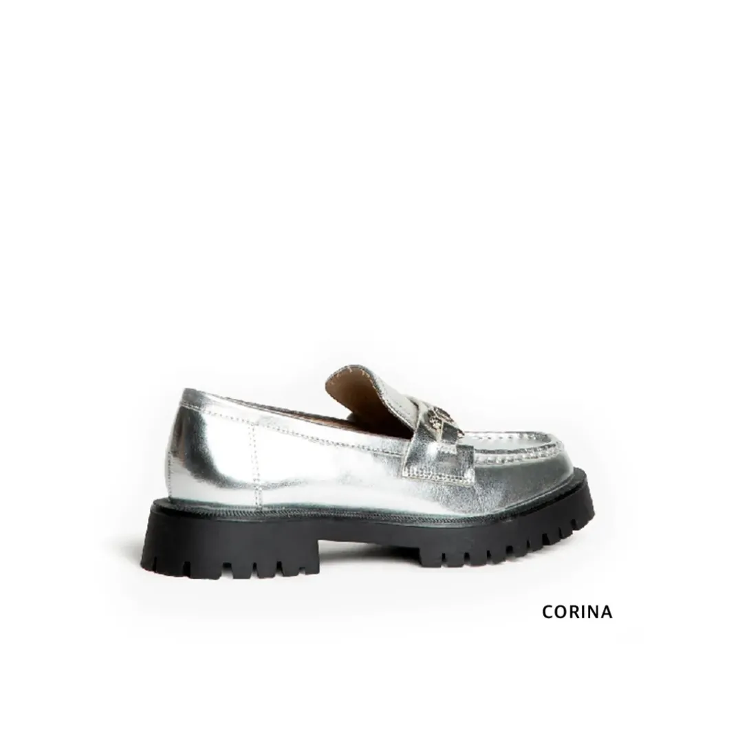 Mocasín plateado con plataforma y hebilla