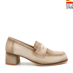Mocasín tacón beige de ante y piel