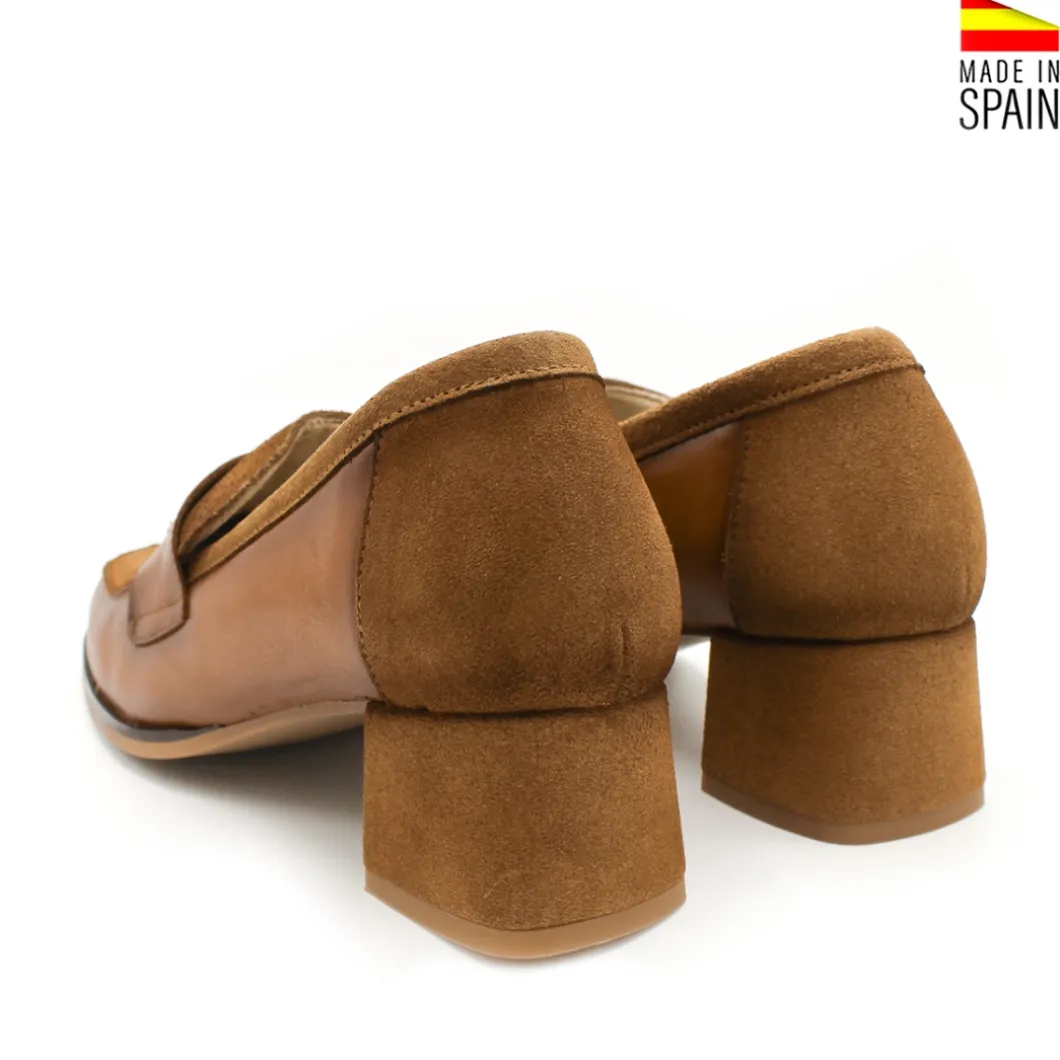 Mocasín tacón medio cuero de ante y piel