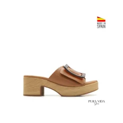 Mule camel piel con hebilla carey