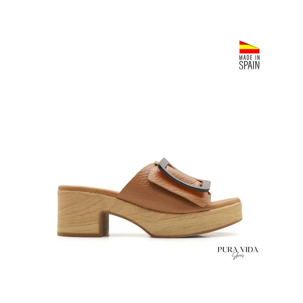 Mule camel piel con hebilla carey