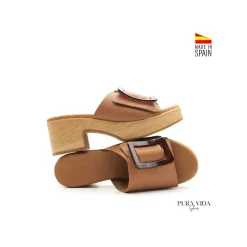Mule camel piel con hebilla carey