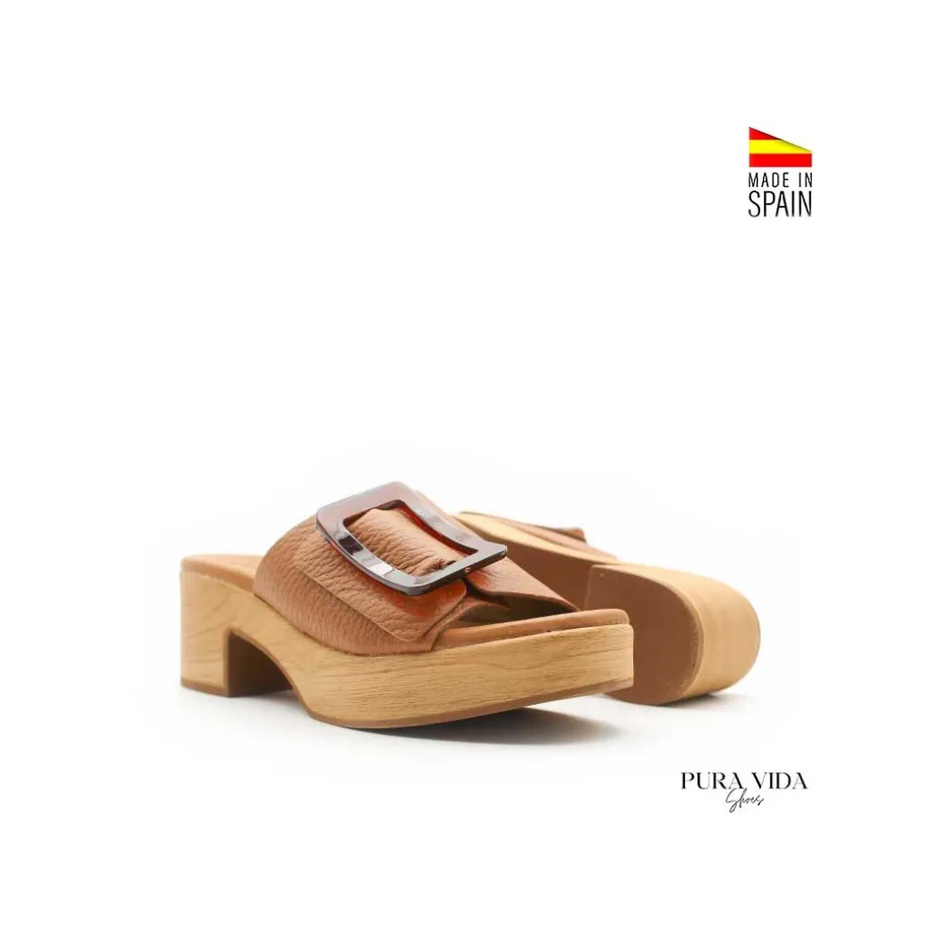 Mule camel piel con hebilla carey