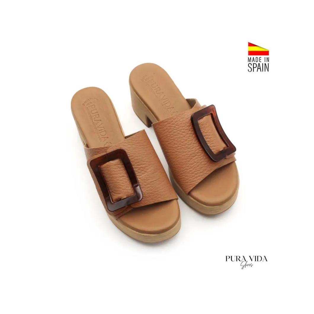 Mule camel piel con hebilla carey