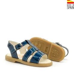 Sandalia azul charol de tiras