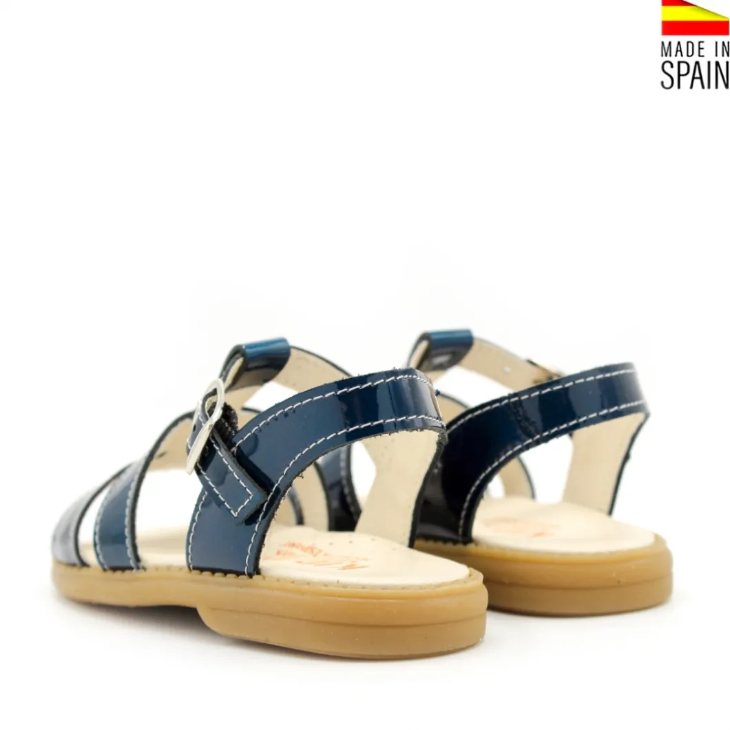 Sandalia azul charol de tiras