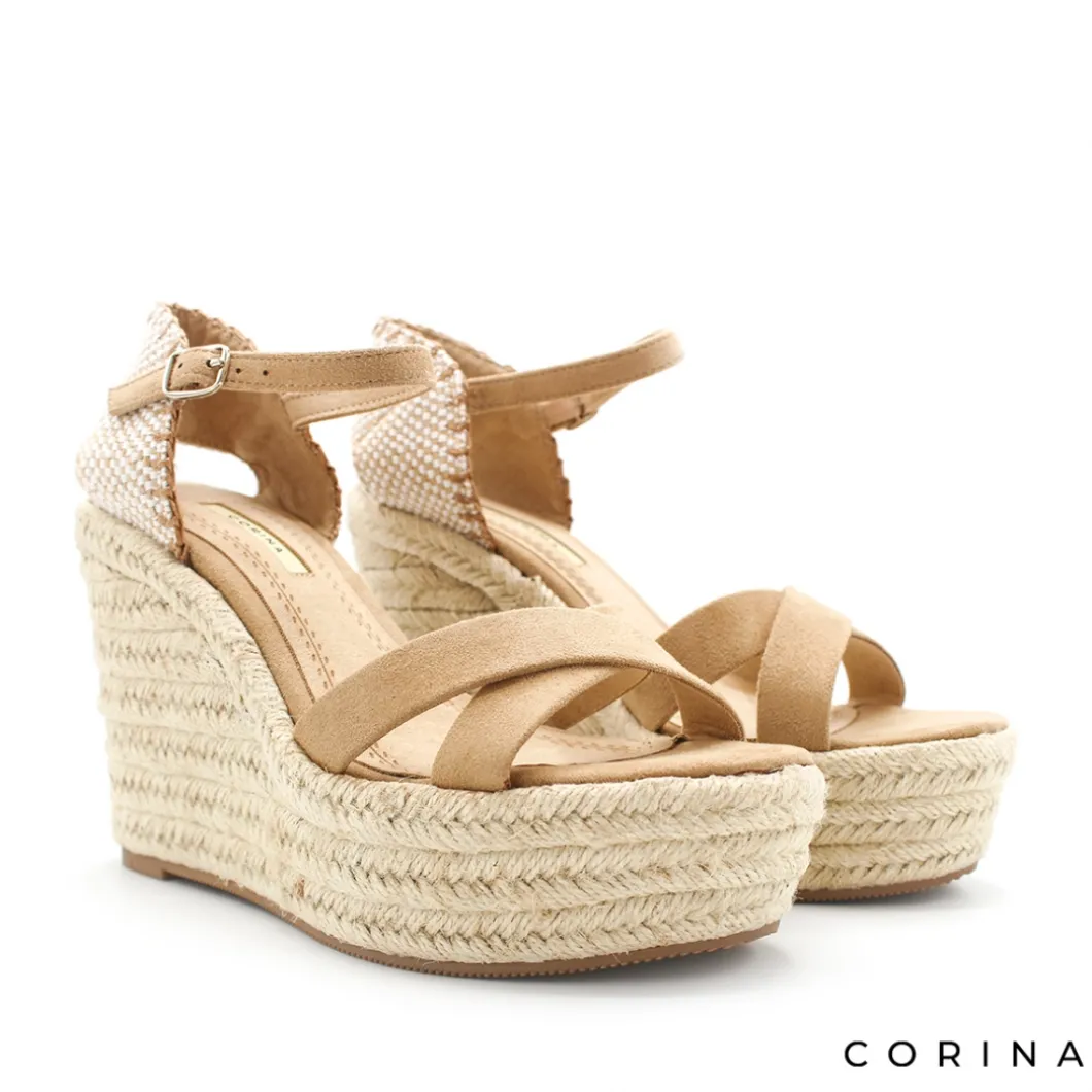 Sandalia beige con cuña alta de esparto